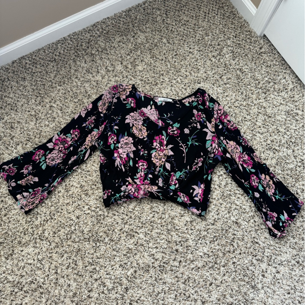 Crop top shirt with flowy sleeves